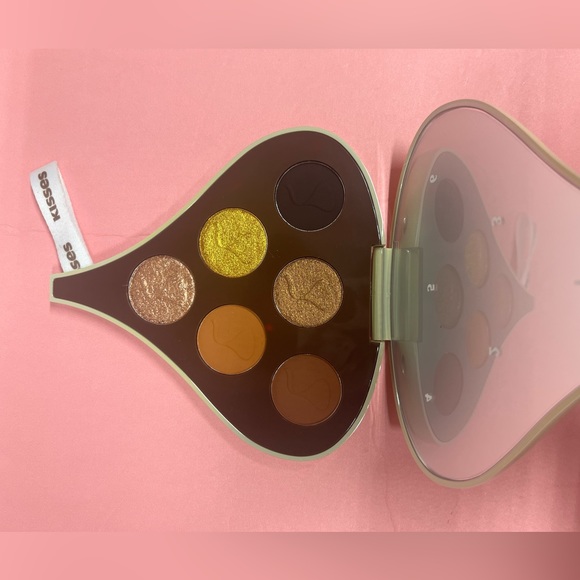 Glamlite with almonds eyeshadow pallet - Picture 3 of 5